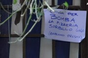 Bomba contro ingresso storica pizzeria Sorbillo a Napoli