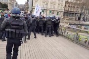 Gilet gialli, video manifestante che picchia poliziotti