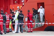 Migranti, 151 persone sbarcano al porto di Pozzallo