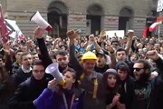 Studenti in piazza a Napoli cantano 'Bella ciao'