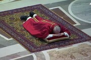 Celebrazione della Passione, Papa si prostra a terra
