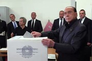 Berlusconi vota a Milano e si scusa per la ressa dei fotografi