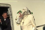 Gli scherzi del vento a papa Francesco in partenza per Bucarest