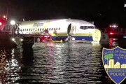 Boeing 737 fuori pista, atterra nel fiume