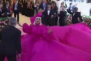 Strip tease di Lady Gaga sulla scalinata del Met Gala