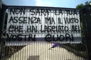 Striscioni davanti casa del carabiniere ucciso a Roma
