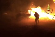 Vasto incendio nel Nuorese, bloccata la statale 131