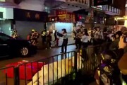 Hong Kong, polizia punta pistole contro manifestanti