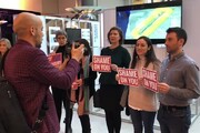 Sit-in protesta del M5S al Parlamento Ue e contro mostra sulle pellicce