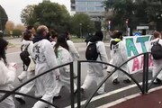 Milano, Protesta degli attivisti contro Eni davanti agli uffici di San Donato Milanese