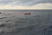 Migranti, naufragio nel Mediterraneo: 100 persone in mare soccorse da Open Arms