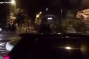 Entra con lo scooter nella fontana delle Rane a Roma, Raggi: "Citta' offesa"