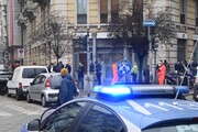 Rapinatori asserragliati in banca a Milano, dipendenti in ostaggio