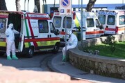 Covid, auto e ambulanze in fila al Cotugno: medici assistono malati nei mezzi