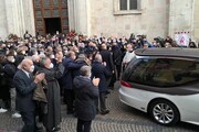 Funerali Rossi, lunghi applausi all'uscita dal Duomo di Vicenza