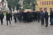 Funerali Rossi, i 'ragazzi dell'82' portano la bara a spalla