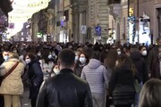 Roma, via del Corso presa d'assalto per lo shopping di Natale