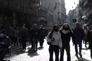Napoli, e' di nuovo folla nelle vie dello shopping