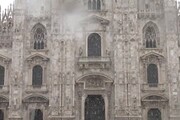 Prima neve a Milano, fiocchi a piazza del Duomo