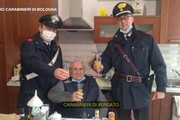 Natale, 94enne solo a casa chiama i Carabinieri per fare un brindisi