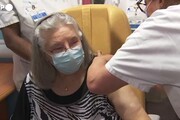 Mauricette e' la prima a vaccinarsi in Francia