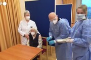 Chiude gli occhi e si stringe nelle spalle: e' la prima donna tedesca a vaccinarsi