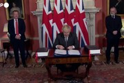Brexit, Johnson firma l'accordo commerciale: 'E' un nuovo inizio'