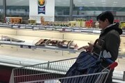 Coronavirus, a Milano continua l'assalto ai supermercati