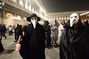 Venezia, la processione di Carnevale sul coronavirus