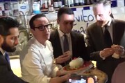Di Maio e l'ambasciatore francese mangiano 'la pizza dell'amicizia'