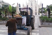 Coronavirus, con il trattore in piazza Duomo: fermati dalla Polizia