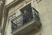 Coronavirus, a Parigi il dj set dal balcone fa ballare il quartiere