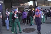 Coronavirus, l'applauso dei pompieri di New York agli operatori sanitari