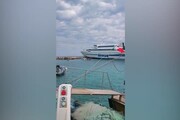 Isole Tremiti, traghetto Tirrenia finisce sugli scogli