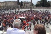 Saluti romani, esorcisti, insulti a Mattarella, la 'colorata'piazza dei gilet arancioni