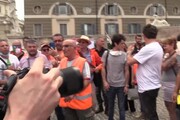 Gilet arancioni in piazza a Roma, cori e insulti contro Governo
