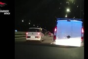 Carabinieri inseguono banda di rapinatori: refurtiva lanciata per colpire l'auto
