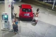 Armati di pistola rubano l'auto a tre donne che facevano benzina