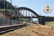 Demolito con l'esplosivo ponte su ferrovia in provincia di Pisa