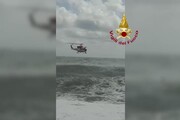 Bagnante in difficolta' salvato in mare dai Vigili del fuoco