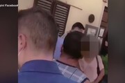 Salvini strattonato da una giovane, camicia strappata