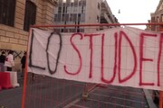 Roma, Vaia al sit-in davanti al liceo Tasso: 'Vaccinare prof e studenti over 16'