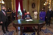 Biden firma i suoi primi documenti ufficiali come presidente degli Stati Uniti