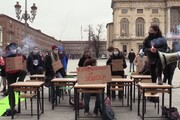 Torino, gli studenti salgono sui banchi contro la Dad