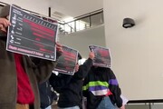 Milano, studenti protestano dentro l'Universita' Statale