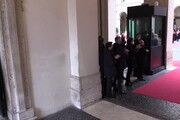 Governo, Conte esce tra gli applausi da Palazzo Chigi