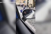 Una volante della Polizia affianca un piccolo collega mascherato da agente per carnevale
