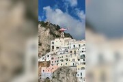 Amalfi, si stacca un costone dalla montagna: frana sulla Statale