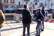 Covid, Milano: troppa gente in centro, chiuso l'accesso alla Darsena