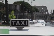 Taxi gratis a Roma per gli ultraottantenni che vanno a vaccinarsi: nasce 'Ti accompagno io'